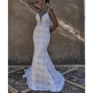 Evie Young Deja Wedding Gown Dress Ivory Lace Nude Train Fitted Plunging 6